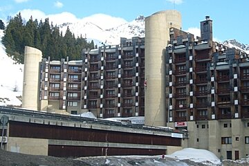 A large building with a sign that says ' montagne ' on it