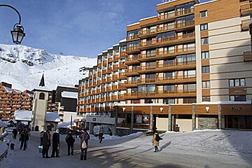 A large building with the word hotel on it