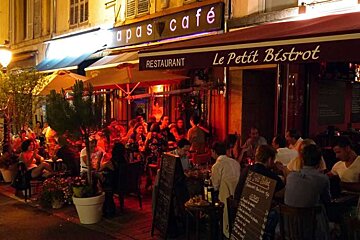 image of a busy pavement bar at night