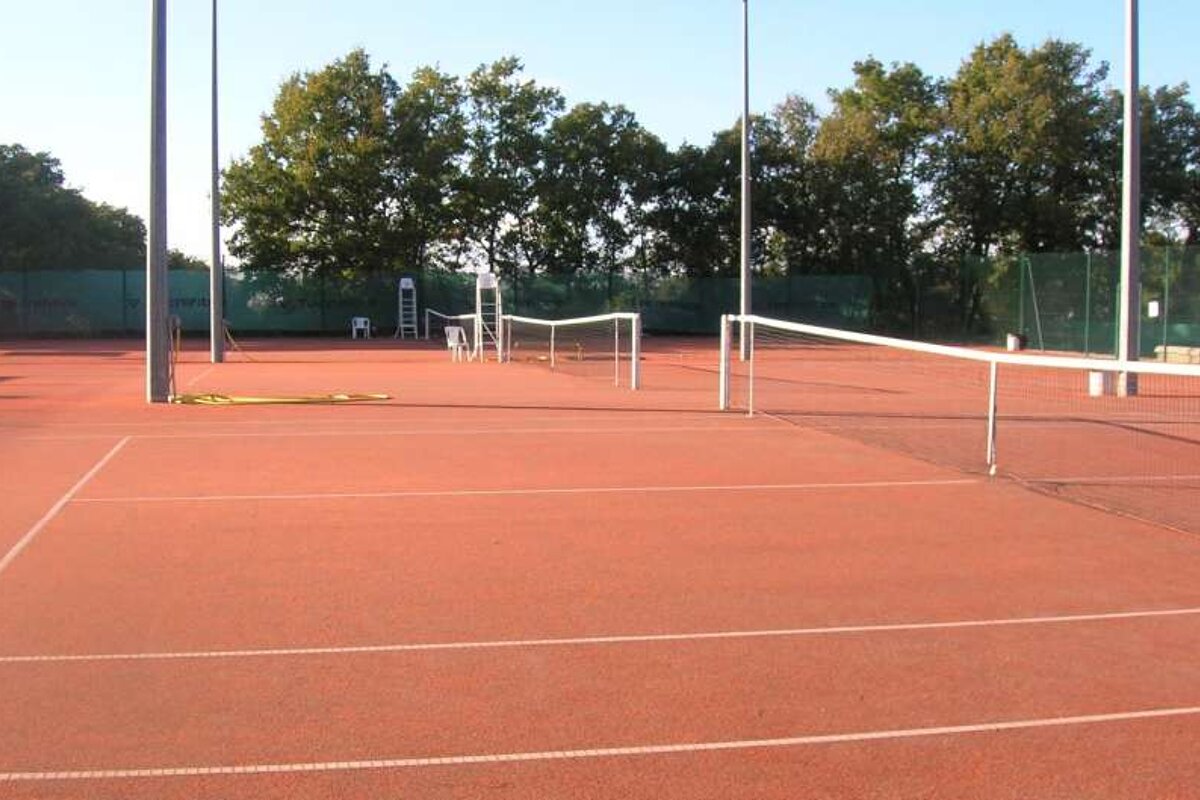 an image of a tennis court