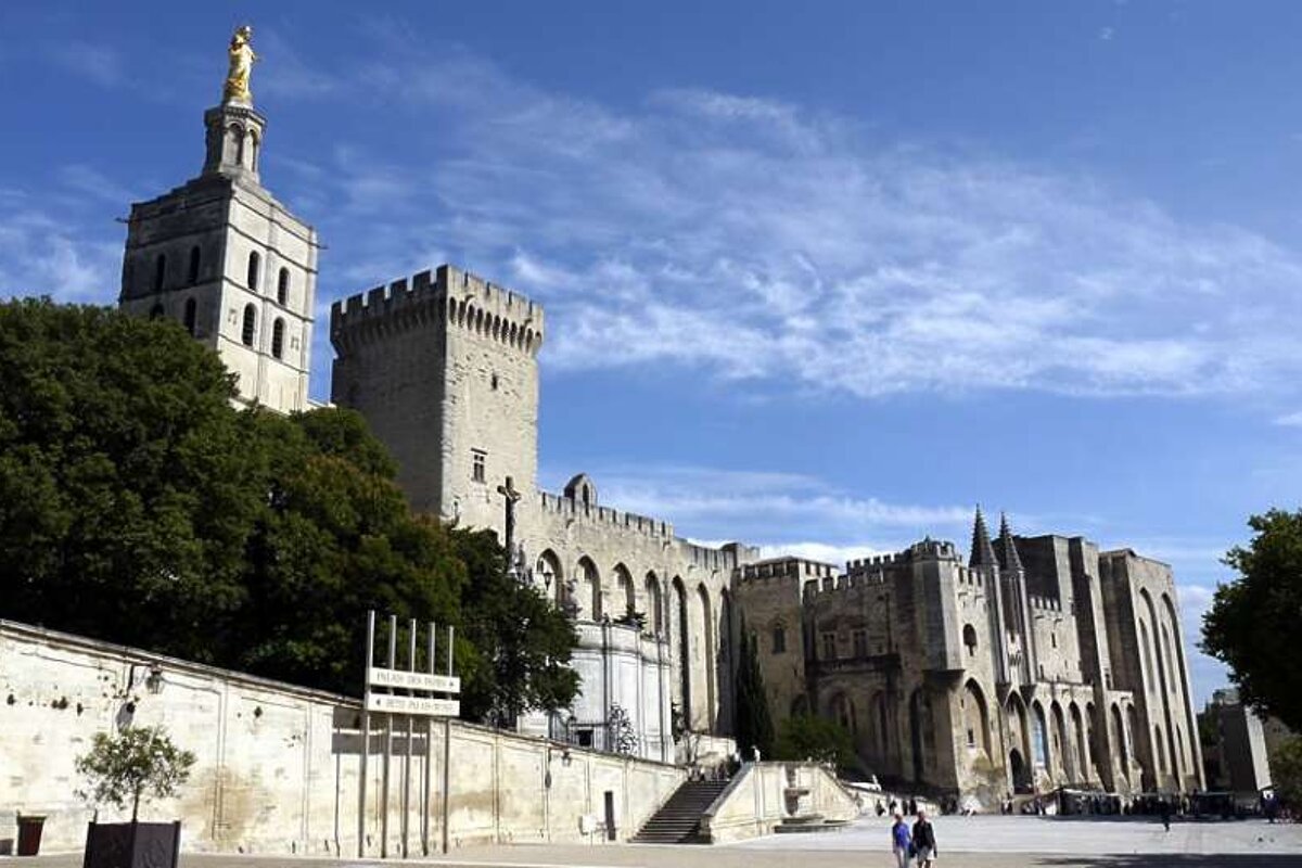 photo of buildings in avignon