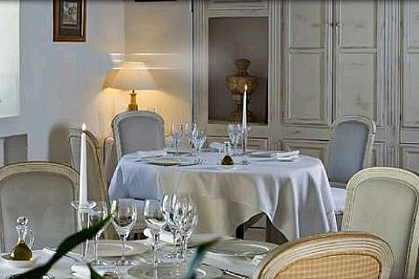 photo of a dining room