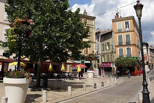an image of a street in brignoles