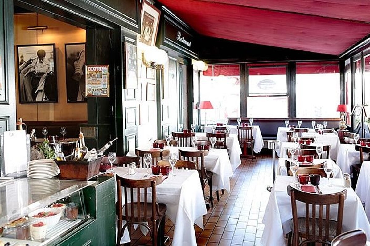 photo of a restaurant dining room