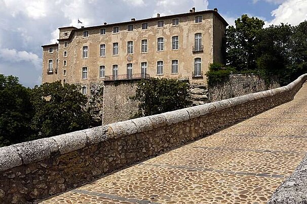 an image of a castle in provence