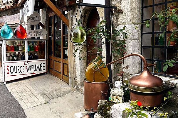 a photo of a perfume shop