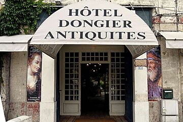 a photo of a shopping arcade entrance
