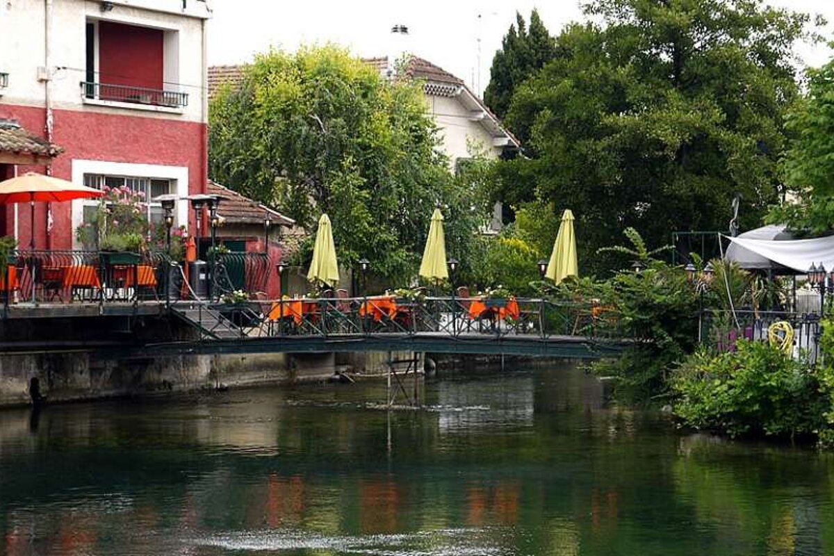 a photo of a bridge over a river
