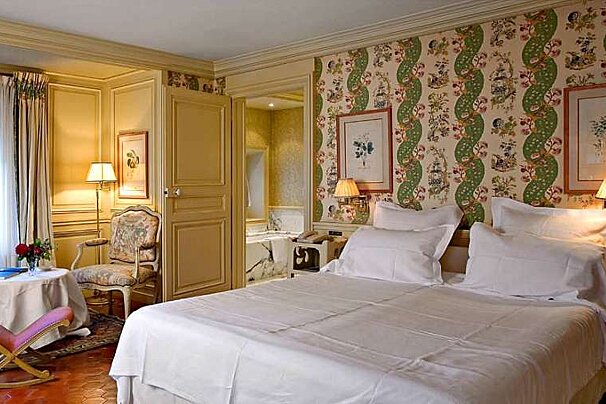 a photo of a bedroom