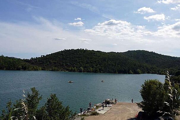 a photo of a lake
