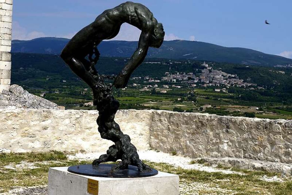 a photo of a statue