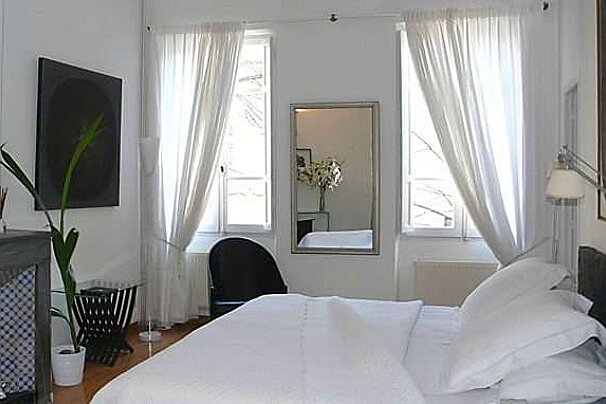 a photo of a bedroom