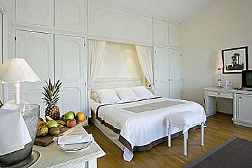 a photo of a bedroom