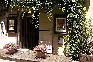 a photo of the outside of a art gallery