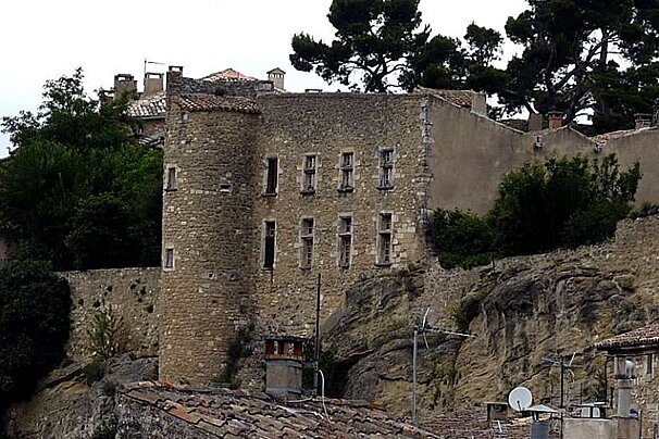a photo of a old stone housoe