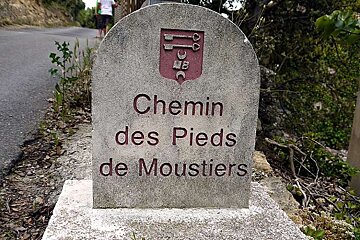 a photo of a stone marker for hikers