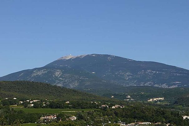 a photo of a mountain