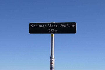 a photo of an altitude sign