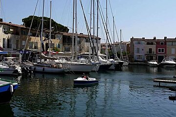 photo of harbour with boats and houses by the water, Port Grimaud