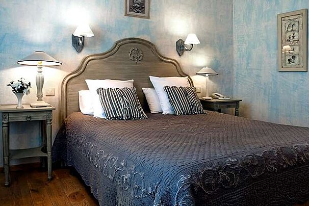 a photo of a bedroom