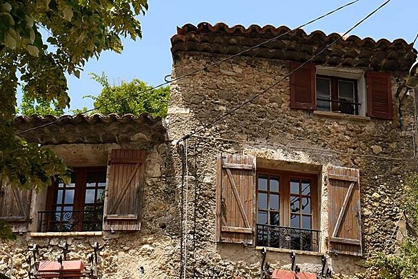 a photo of a  stone house