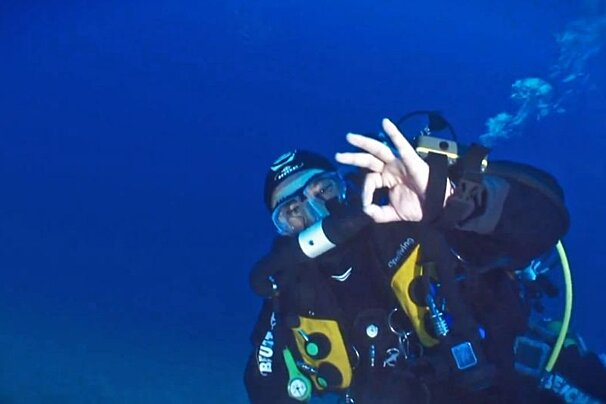 Diver showing the 'ok' sign