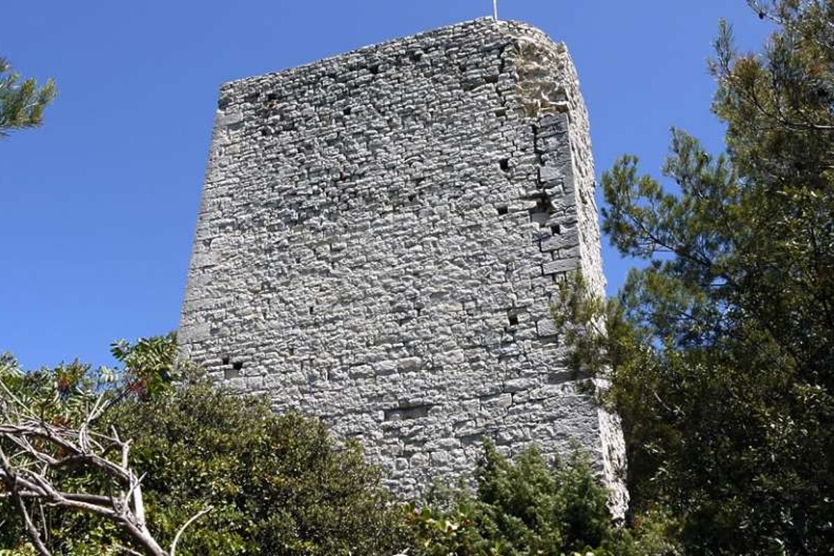 a photo of a  stone tower