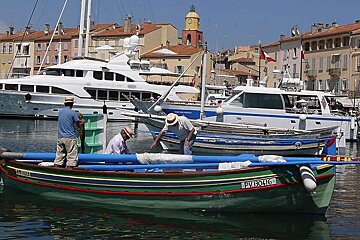 photo of a small boat in a harbour
