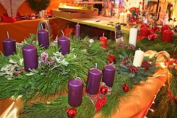 a photo of some candles and a wreath