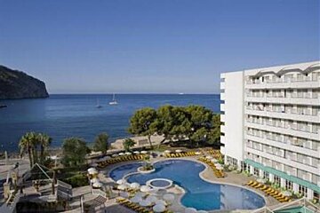an image of a large hotel with a dumb bell shaped swimming pool