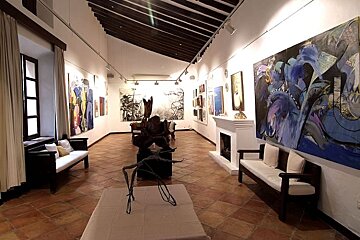 a photo of an art gallery