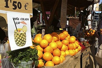 A pineapple cocktail is for sale for 1.50 euros