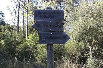 a photo of a cycling sign