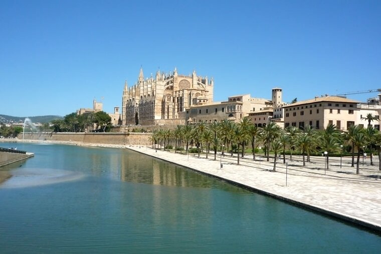 Parc de la Mar with the Cathedral as backdrop