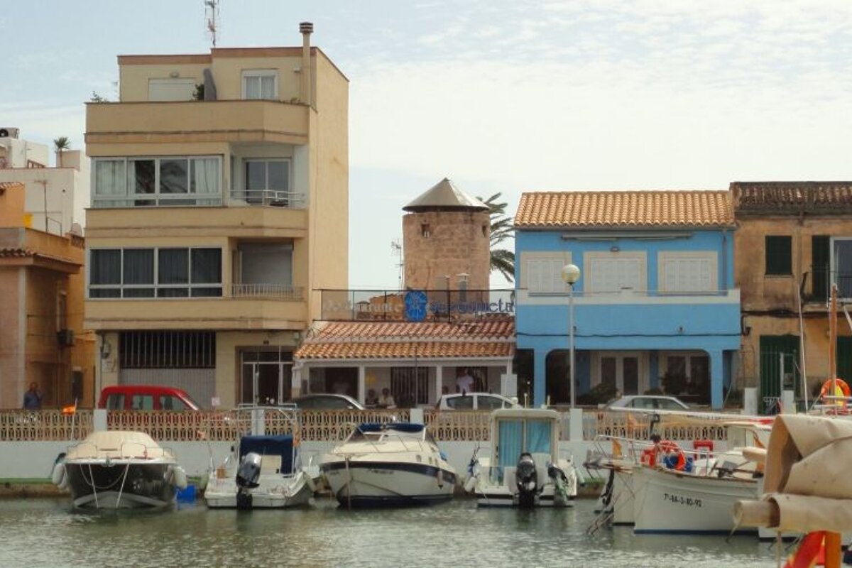 photo of Sa Roqueta restaurant from portixol harbour