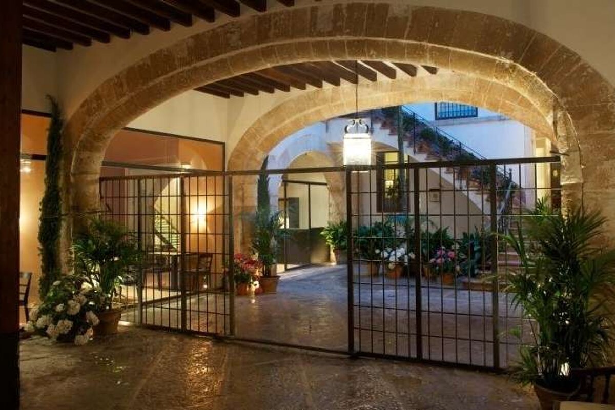 a photo of a majorcan courtyard