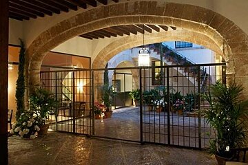a photo of a majorcan courtyard