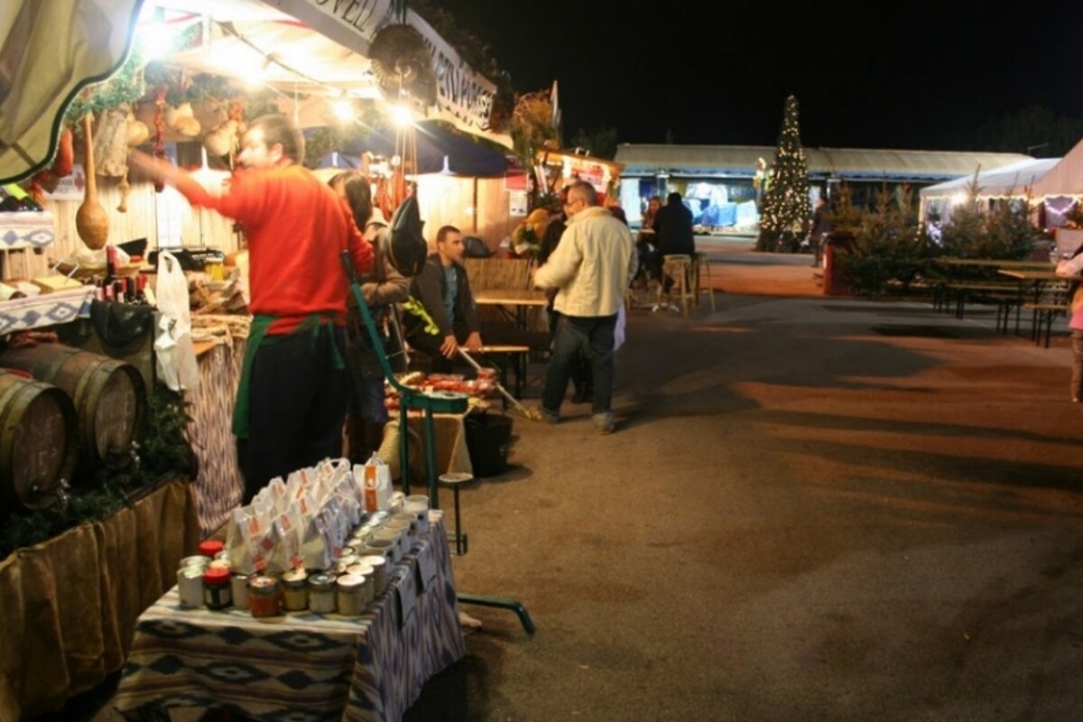 Outdoor stalls at the Santa Ponsa Christmas market