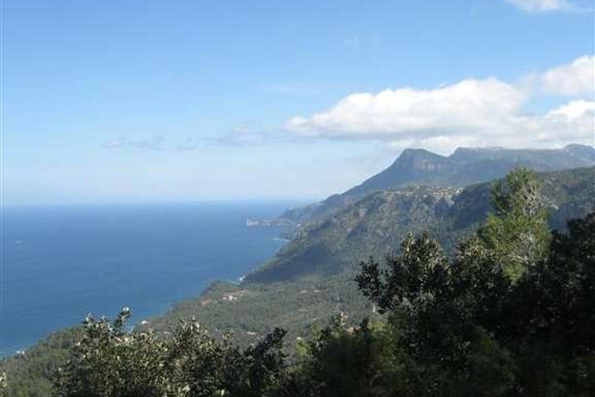 a photo of majorca's coastline