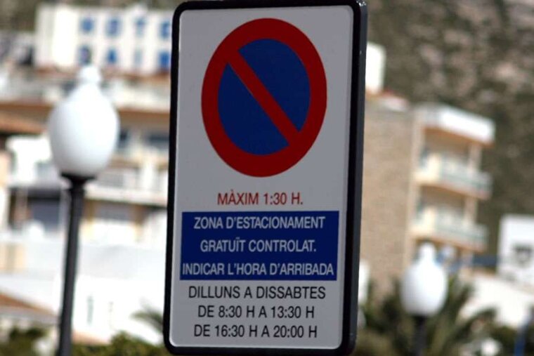 a photo of parking sign in majorca