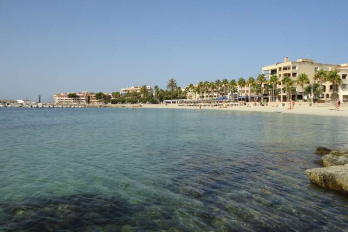 photo of town with sea in foreground