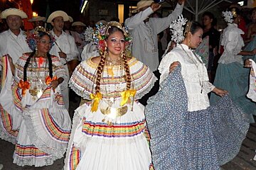 a photo of panama dancers in soller sa mostra festival