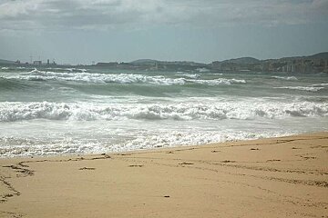 a photo of rough seas on the beach in palma de majorca