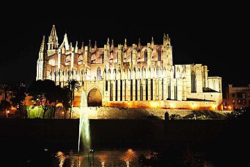 a photo of palma de mallorca la seu cathedral at night