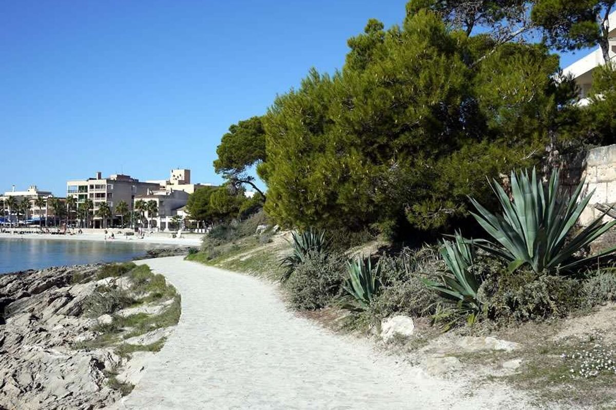 a photo of a walking path in majorca