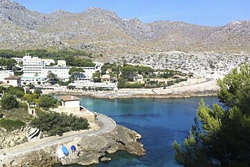 photo of a resort and mountains