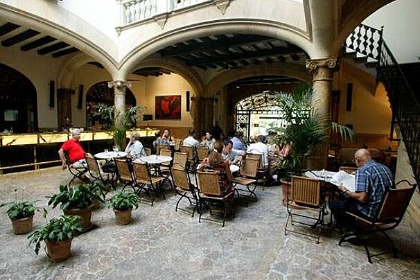 a photo of a majorcan courtyard