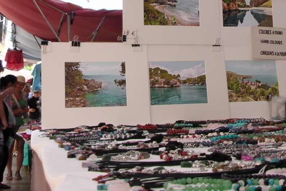 Stall selling art and jewellery