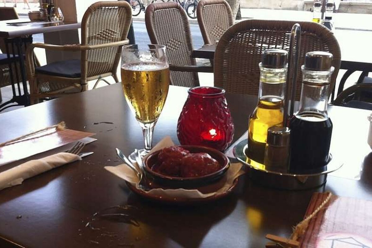 image of tapas and beer on a table