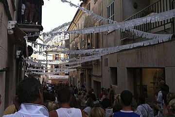 A crowd of people gathered in front of a building with a sign that says ' l' ermitage ' on it